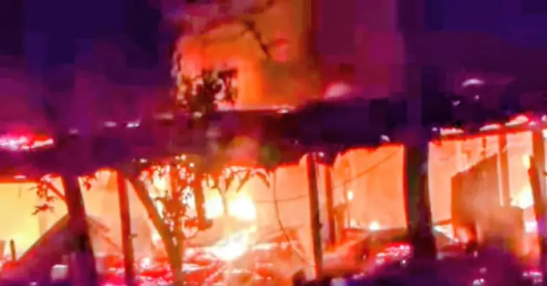 আগুনে পুড়ে যাচ্ছে ঘর